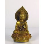 Buddha Bronze verg.; auf Lotussockel sitzend; Bodenunterseite gemarkt; H: 13,5 cm