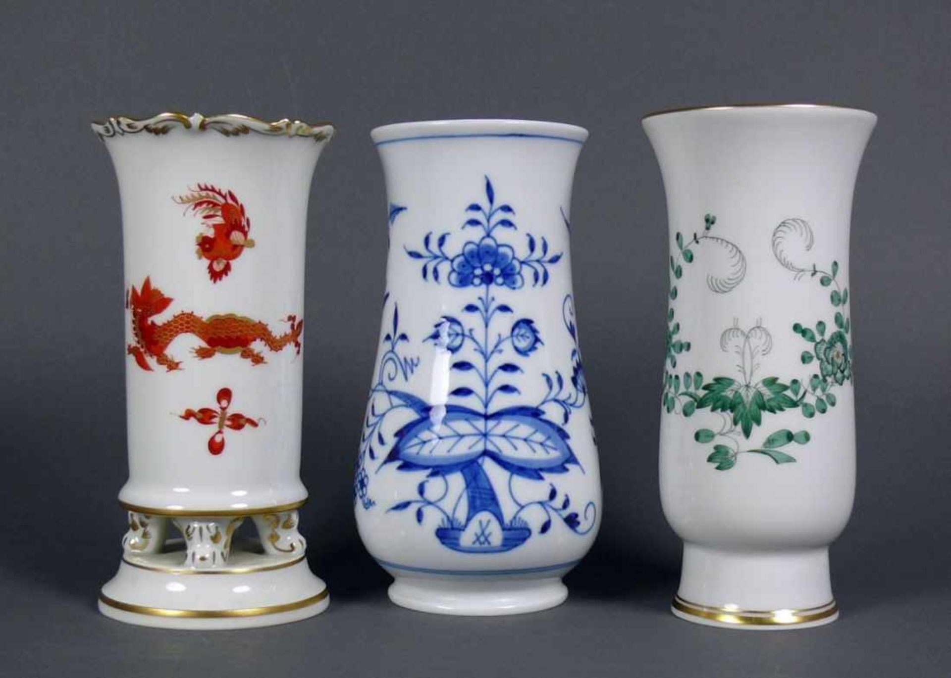 3 div. Vasen (Meissen, Mitte 20.Jh.) unterschiedliche Formen und Dekor; Zwiebelmuster, roter