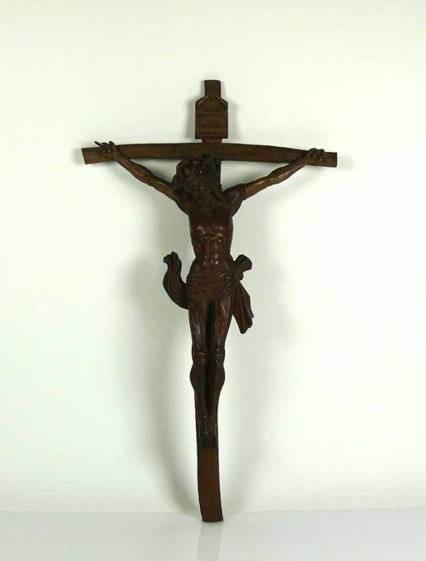 Christus am Kreuz (17. und 19.Jh.) fein geschnitzter Holzkorpus; Oberarme und Kreuz später