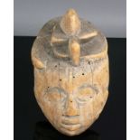 Maske Kopf mit Ornamentik; Holz geschnitzt; L: 25 cm