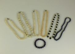 Konvolut Halsketten 4 Perlenketten; 1 Kette mit dunkelgrünen Steinen u. Perlen; 1 Hämatith-Halskette