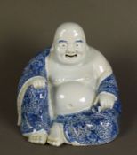 Buddha (China) in sitzender Position mit blauem Umhang; Bodenunterseite mit Fabrikmarke; Keramik; H:
