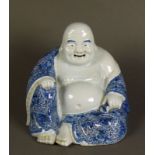 Buddha (China) in sitzender Position mit blauem Umhang; Bodenunterseite mit Fabrikmarke; Keramik; H: