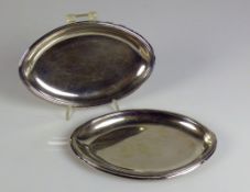 2 kleine, ovale Schalen (um 1800) Silber; jeweils schräg gestellte Fahne und profilierter Rand;