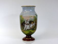 Vase (19.Jh.) getreppter, runder Stand; zylinderförmiger Korpus, zum Hals hin tailliert; Goldrand;