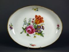 Schale (Meissen, 1774 - 1814) ovale Form mit hochgezogener Fahne und Goldrand; Dekor: farbige