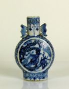 Kleine Vase (China, um 1900) Porzellan; blauer Drachendekor; H: 10,5 cm