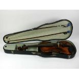 Geige (20.Jh.) mit 2 Bögen; in Originalkasten; L: 59,5 cm
