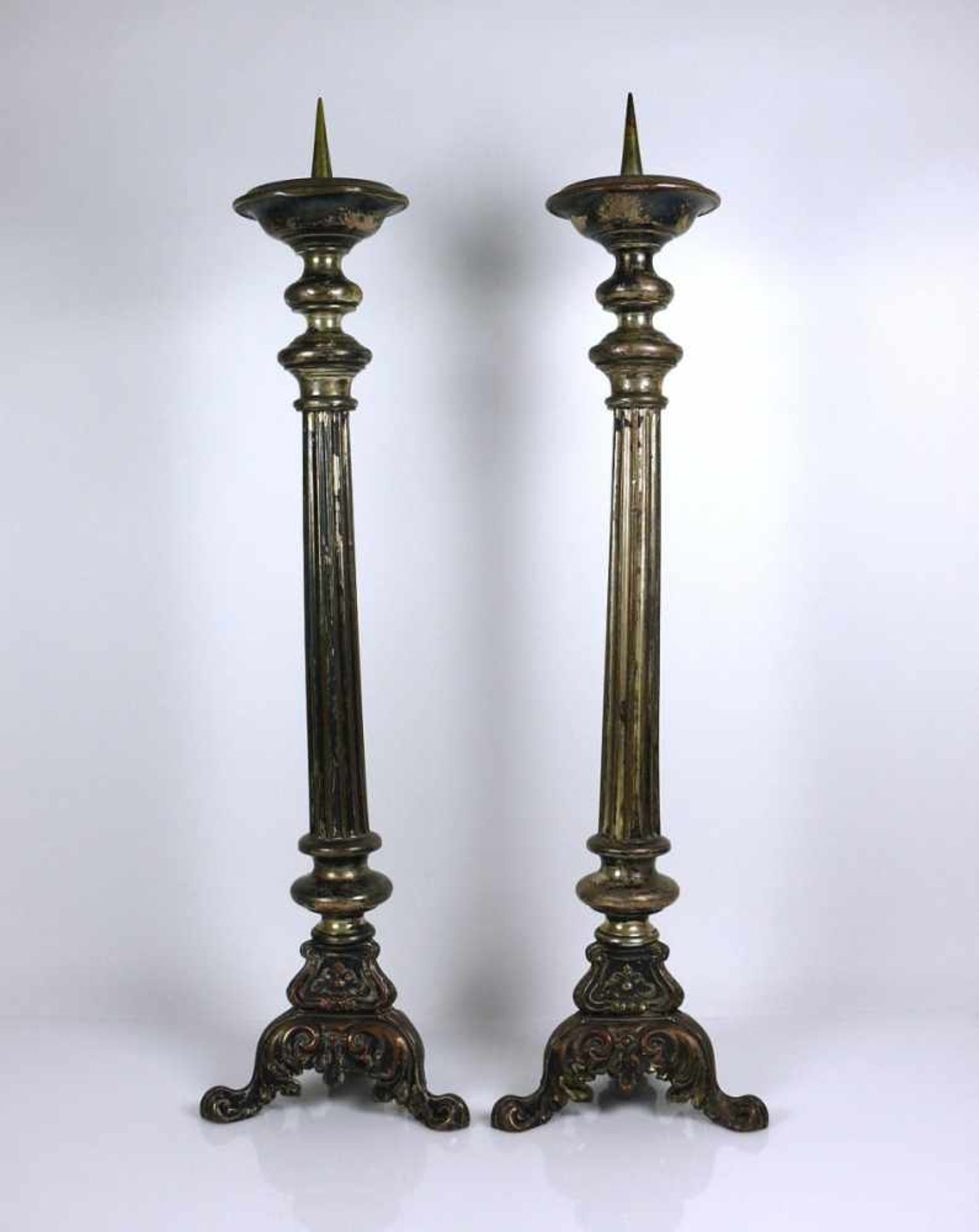 Paar Altarleuchter (18.Jh.) auf 3-passigem geschneckt auslaufendem Fuß; kannelierter, leicht