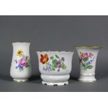 3 div. kleine Vasen (Meissen, Mitte 20.Jh.) farbiger Wiesenblumendekor; unterschiedliche Formen;