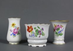 3 div. kleine Vasen (Meissen, Mitte 20.Jh.) farbiger Wiesenblumendekor; unterschiedliche Formen;