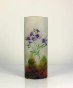 DAUM-Vase (um 1910) ovoider Korpus; farbloses Glas mit milchfarbenem Unterfang; Wandung umlaufend