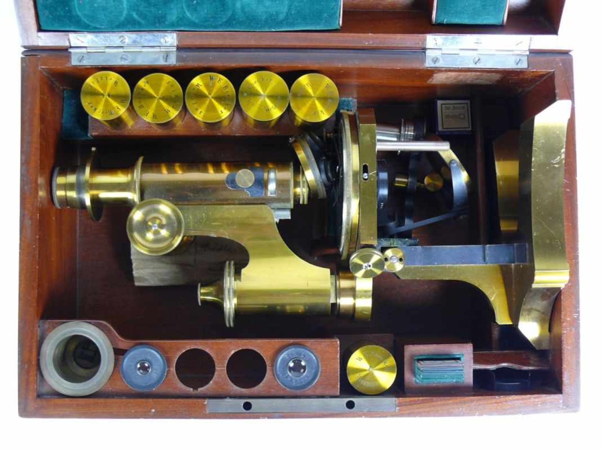 Mikroskop (Boecker, Wetzlar, 19./20.Jh.)) Messinggehäuse mit 10 div. Okularen; in Mahagoni- - Bild 3 aus 7