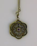 Halskette mit Anhänger (1.H.20.Jh.) Kette Silber verg.; floral durchbrochener Anhänger mit Rubine in