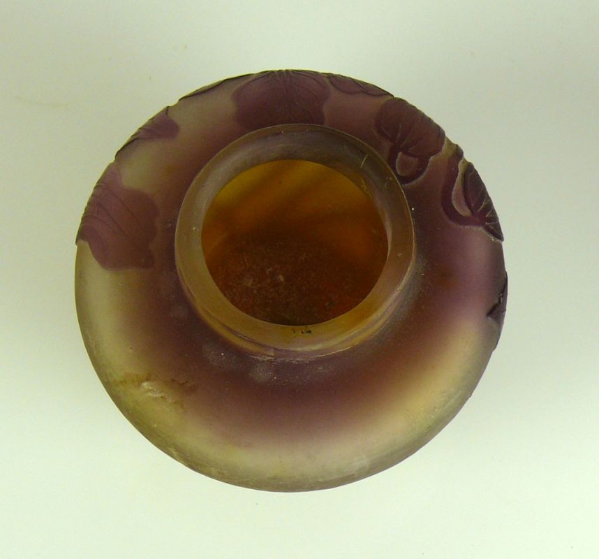 Paar GALLÉ-Vasen (um 1920) gedrückte Kugelform mit eingezogenem, kurzem Hals; farbloses Glas mit - Image 5 of 6