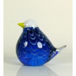 Vogel Vollglas blau unterfangen mit weiß und gelbem Dekor; H: 11 cm