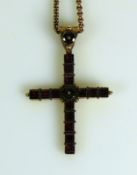 Halskette mit Kreuzanhänger Kette in 18ct GG (5g); Kreuzanhänger (8ct GG) besetzt mit Granaten (wohl