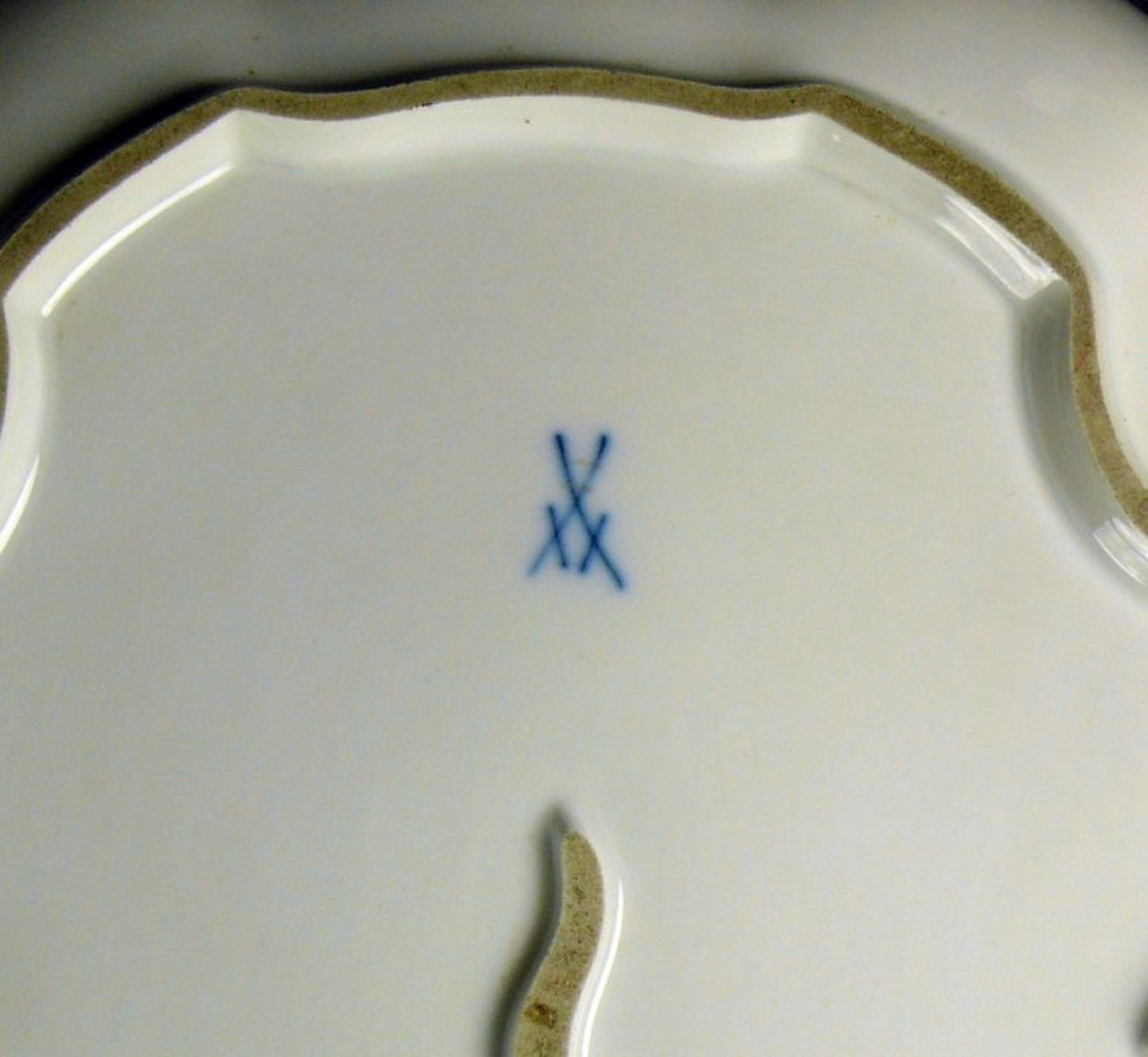 Henkelschale (Meissen, Mitte 20.Jh.) ovale Form mit gewelltem Rand und seitlichen Asthenkeln; Dekor: - Bild 5 aus 5