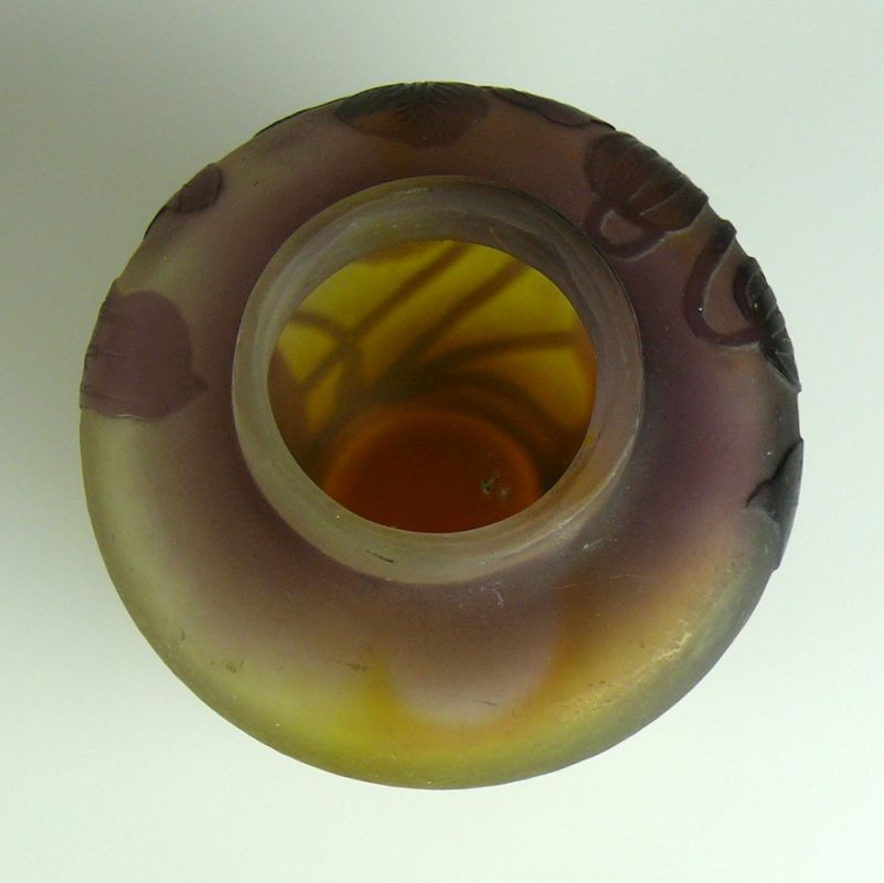 Paar GALLÉ-Vasen (um 1920) gedrückte Kugelform mit eingezogenem, kurzem Hals; farbloses Glas mit - Image 6 of 6