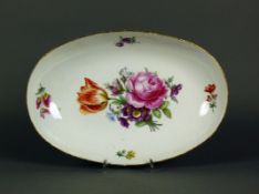 Schale (Meissen, 1774 - 1814) ovale Form mit hochgezogener Fahne und Goldrand; im Spiegel farbiger