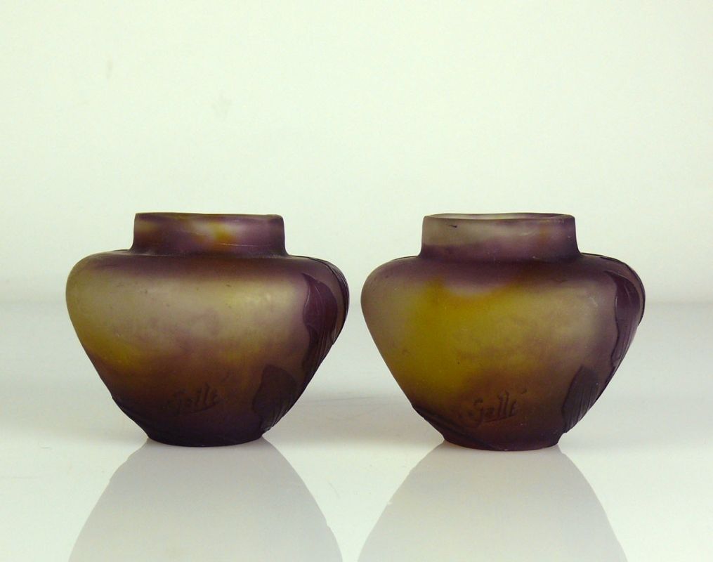Paar GALLÉ-Vasen (um 1920) gedrückte Kugelform mit eingezogenem, kurzem Hals; farbloses Glas mit - Image 2 of 6