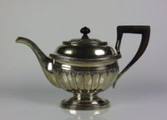 Teekanne (1.H.19.Jh.) Silber; ovaler Korpus mit j-förmigem, geschwärztem Holzhenkel;