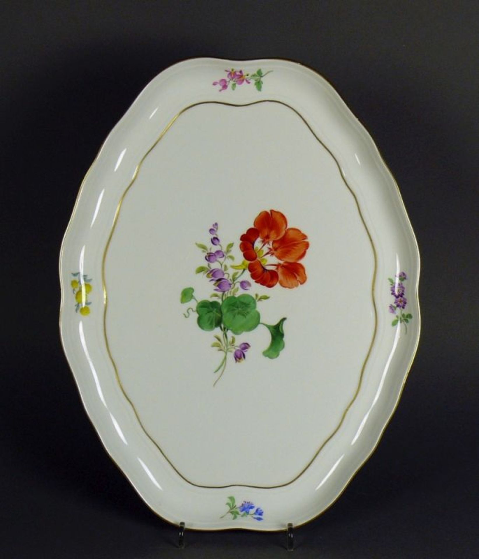 Anbietplatte (Meissen, Mitte 20.Jh.) ovale Form, farbiger Blütendekor; gewellter Goldrand; 33,5 x