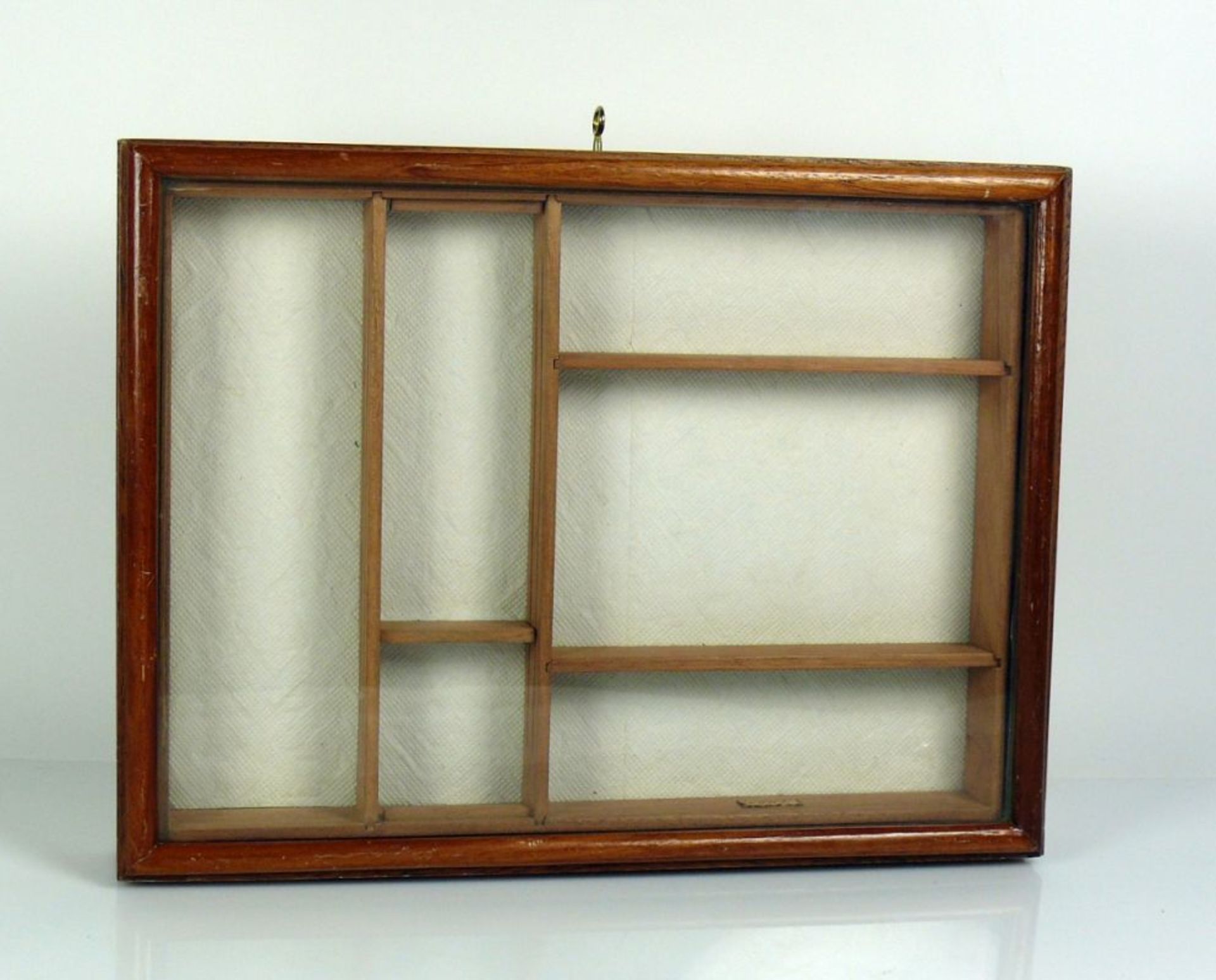 Tischvitrine (20.Jh.) Holzgehäuse; Deckel verglast mit Schloß und Schlüssel; innen mit