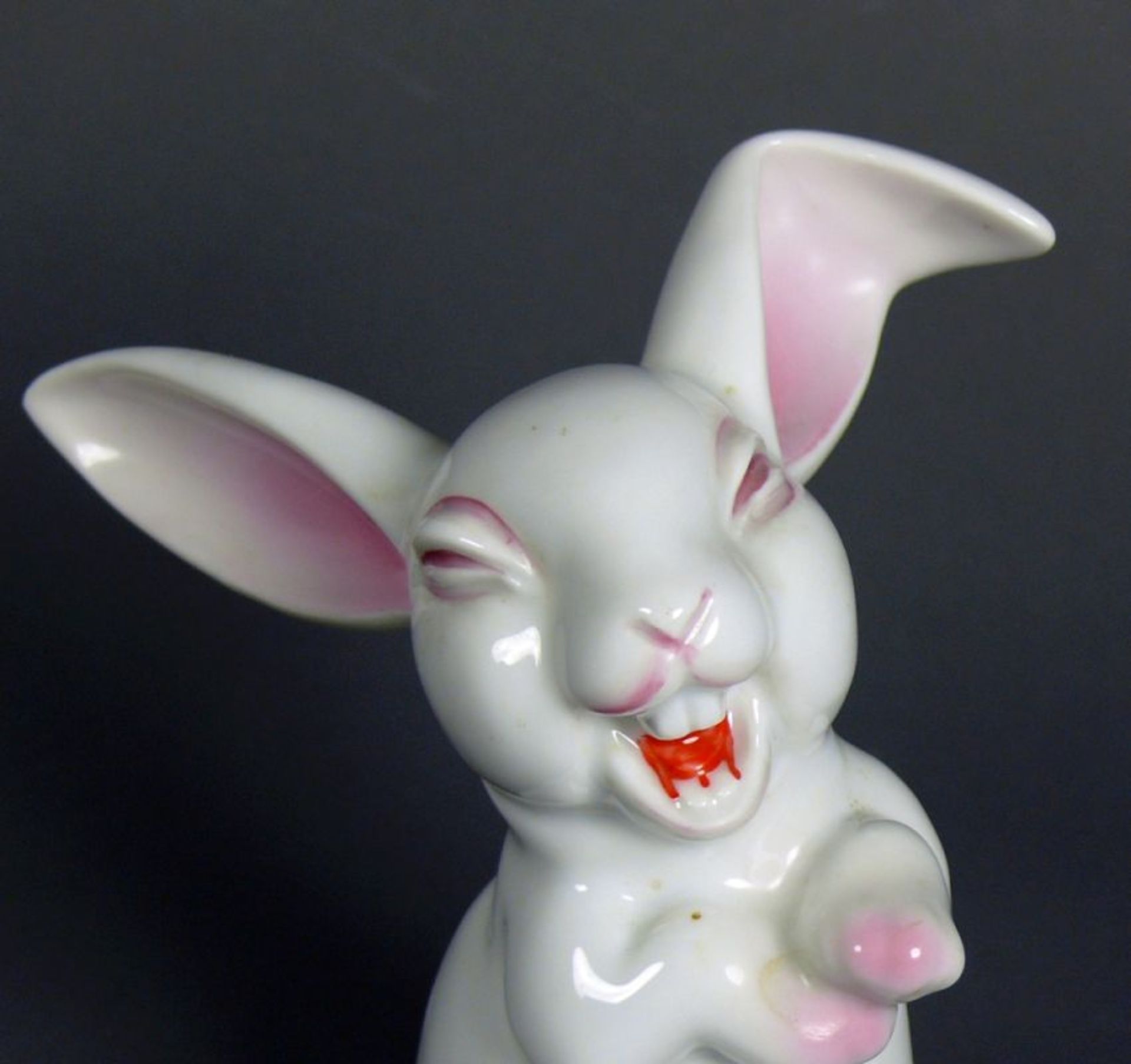 Sitzender Hase (Rosenthal, 1.H.20.Jh.) mit lachendem Gesicht; H: 13 cm - Bild 3 aus 4