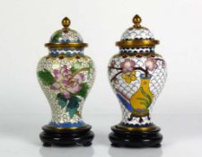 2 kleine Cloisonné-Deckelvasen jeweils mit farbigem Blütendekor; gewölbter Deckel mit Nodus; jeweils