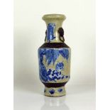 Vase (China, um 1900) Keramik mit Blaumalerei; Bodenunterseite gemarkt; H: 25 cm