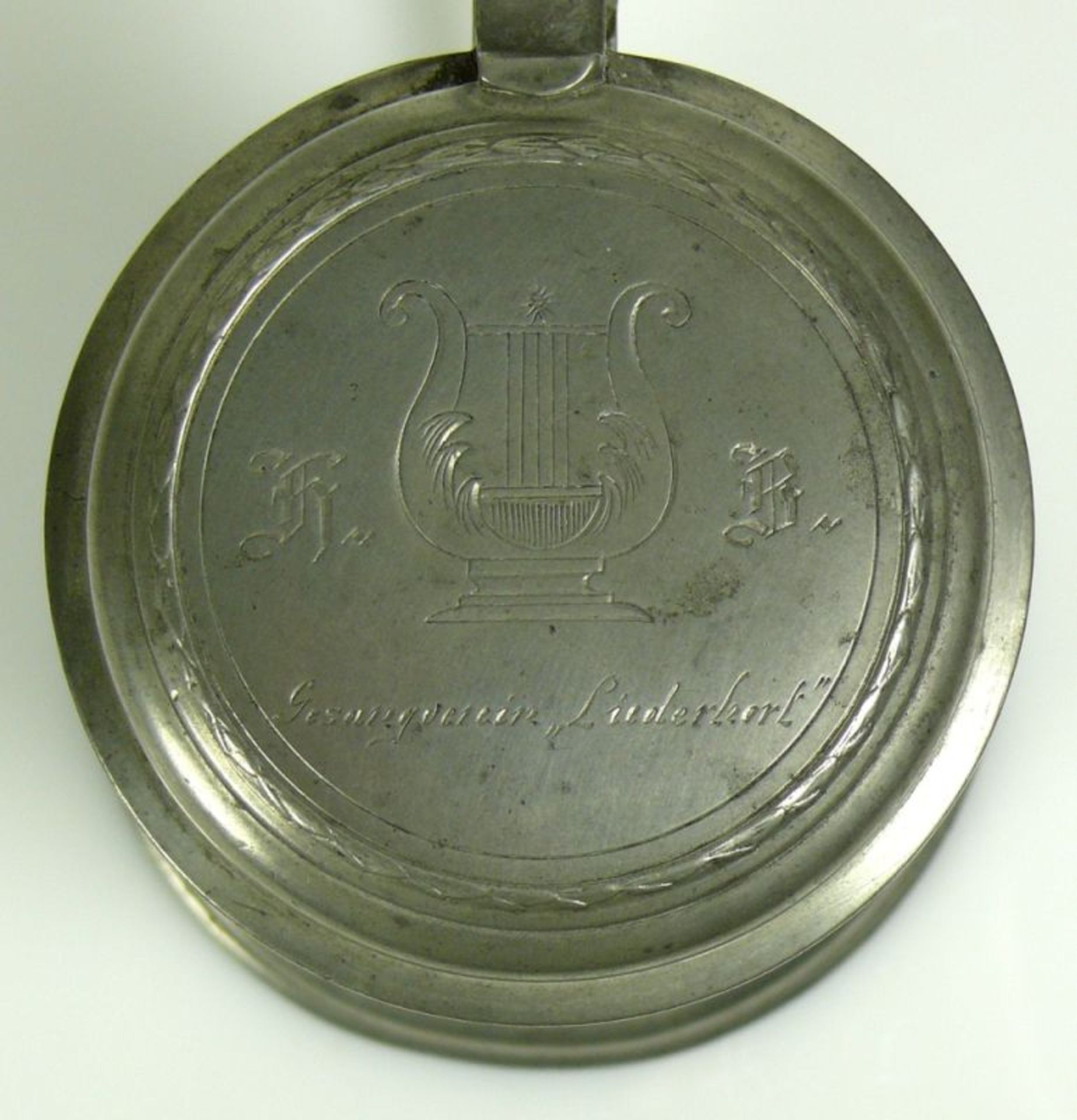 Henkelkrug Zinn; zyl. Korpus; auf Deckel ziselierte Darstellung einer Harfe; mit Monogramm und - Bild 3 aus 4