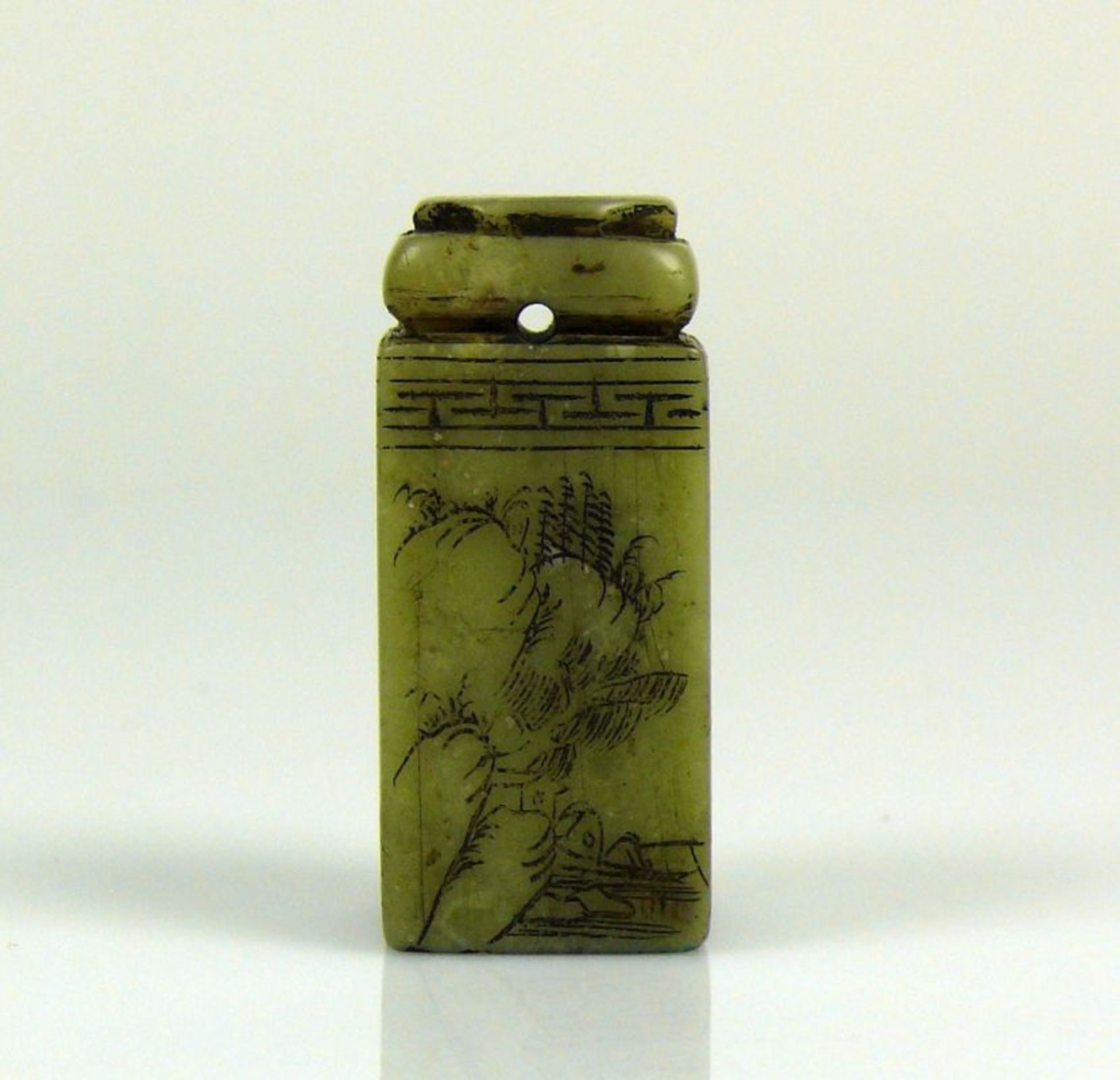 Petschaft hellgrüner Stein mit ziselierter Beschriftung und Floraldekor; Höhe: ca 5 cm - Bild 5 aus 7