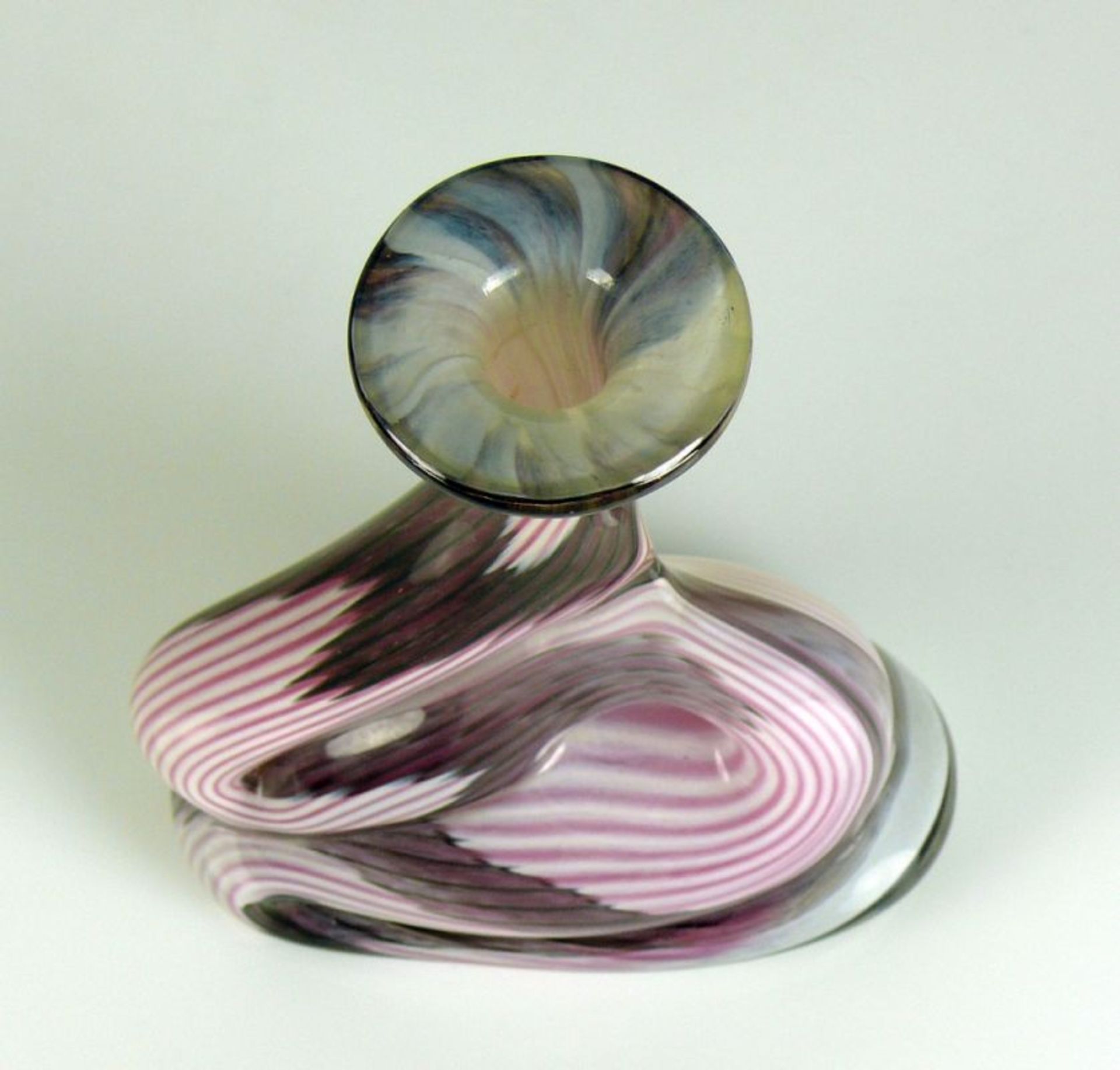 Vase (2. H. 20. Jh.) geschwungene Form; auf transparentem Grund roséfarbener Streifendekor; - Bild 2 aus 2