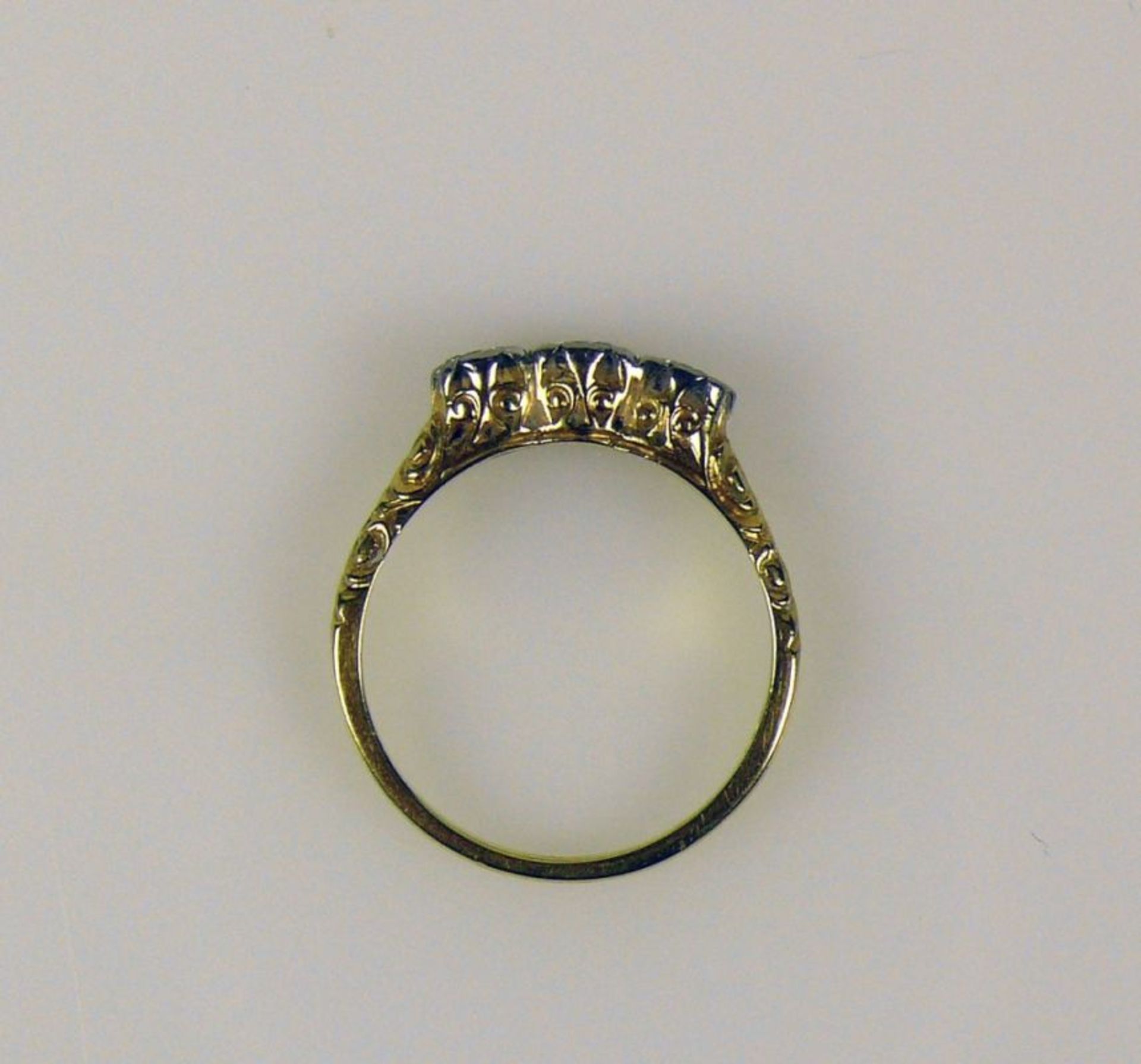 Damenring (um 1900) 14ct GG; besetzt mit 3 Diamanten von zus. ca. 0,30ct; Ringgr. 53; 3g - Bild 2 aus 2