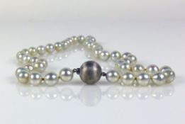 Perlenhalskette silberfarbene Perlen; D: ca. 7 mm; Verschluss in Kugelform 14ct WG; L: ca. 46 cm