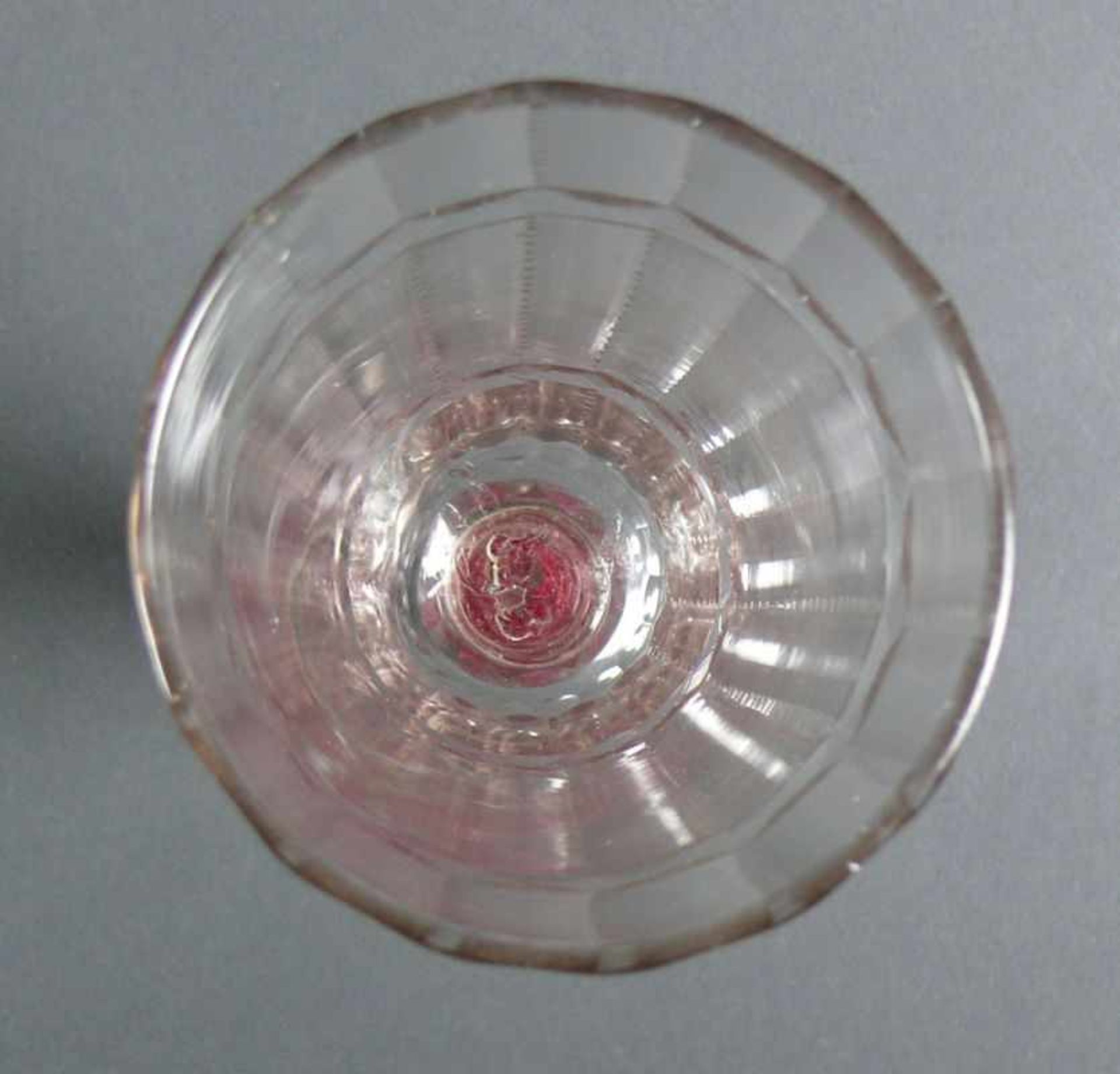 Pokalglas (19.Jh.) Klarglas; Scheibenfuß; gewulsteter Schaft mit roten Fadeneinlagen; Kuppa - Bild 2 aus 3