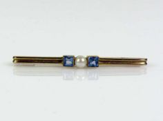 Stabbrosche 8ct GG; zentral mit Perle besetzt: seitlich jeweils hellblaue Steine; L: 5,5 cm; 2,5g