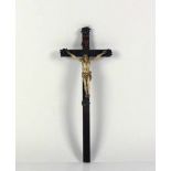 Christuskreuz (19.Jh.) Elfenbein geschnitzter Korpus, H: ca. 9 cm; Holzkreuz mit Metallornamentik;