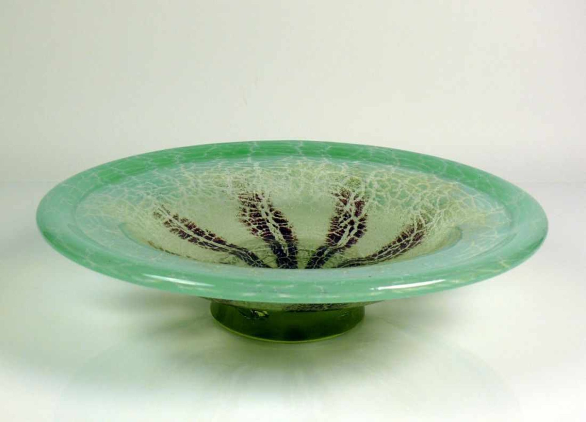 WMF-Ikora-Schale (1. H. 20. Jh.) grün-brauner Netzdekor; runde Form; D: 34,5 cm, Höhe: 8,5 cm - Bild 2 aus 2