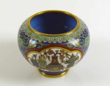 Kleine Cloisonné-Vase gedrückte Kugelform; umlaufender, farbiger, floraler Emaildekor mit 2