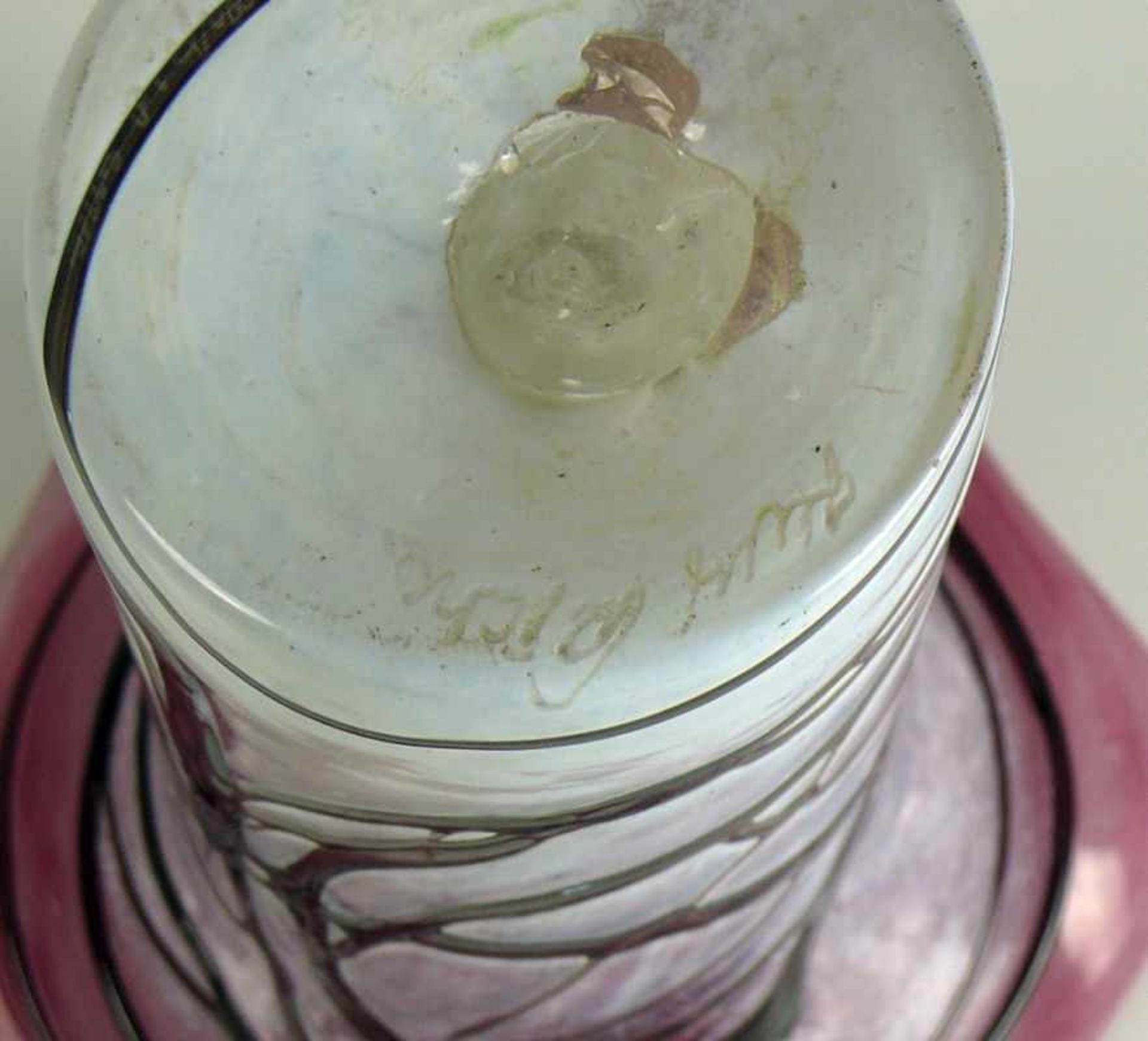 Vase (20. Jh.) zylindrischer Korpus mit ausgestelltem, gewelltem Rand; auf weiß-rosafarbenen - Bild 3 aus 3