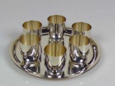 Schnaps-Set (2. H. 20. Jh.) WILKENS Silber 800; 6 Schnapsbecher auf rundem Tablett; jeweils