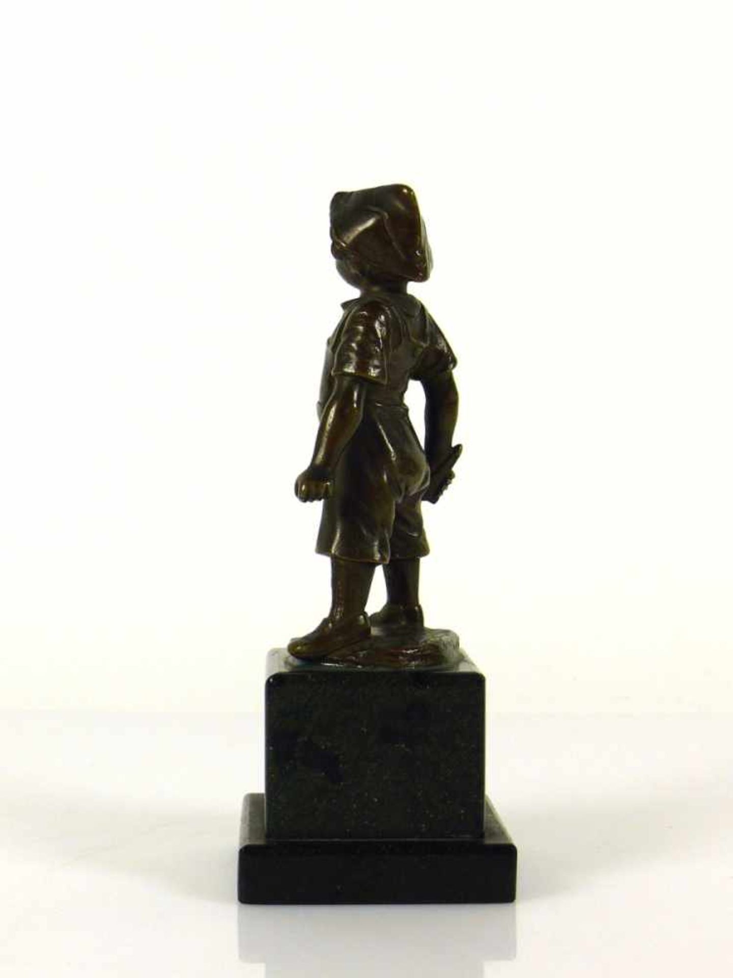 Jaeger, Gotthilf (1871 - 1933) "Kleiner Junge"; stehend mit Schwert in der Hand; Bronze, braun - Bild 3 aus 5