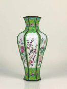 Cloisonné-Vase hektogonaler Korpus; in den 6 vertikalen Feldern farbiger Blüten-, Insekten- und