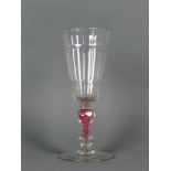 Pokalglas (19.Jh.) Klarglas; Scheibenfuß; gewulsteter Schaft mit roten Fadeneinlagen; Kuppa