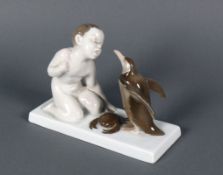 Brotneid (Rosenthal) "Kleiner Junge mit Pinguin", dazwischen auf Sockel Königskrabbe; polychrome
