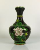 Cloisonné-Vase gebauchter Korpus mit gestrecktem Hals; auf dunklem Grund farbiger, floraler