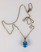 Halskette mit Anhänger Kette und Fassung in 18ct GG; hellblauer, ovalförmiger, geschliffener