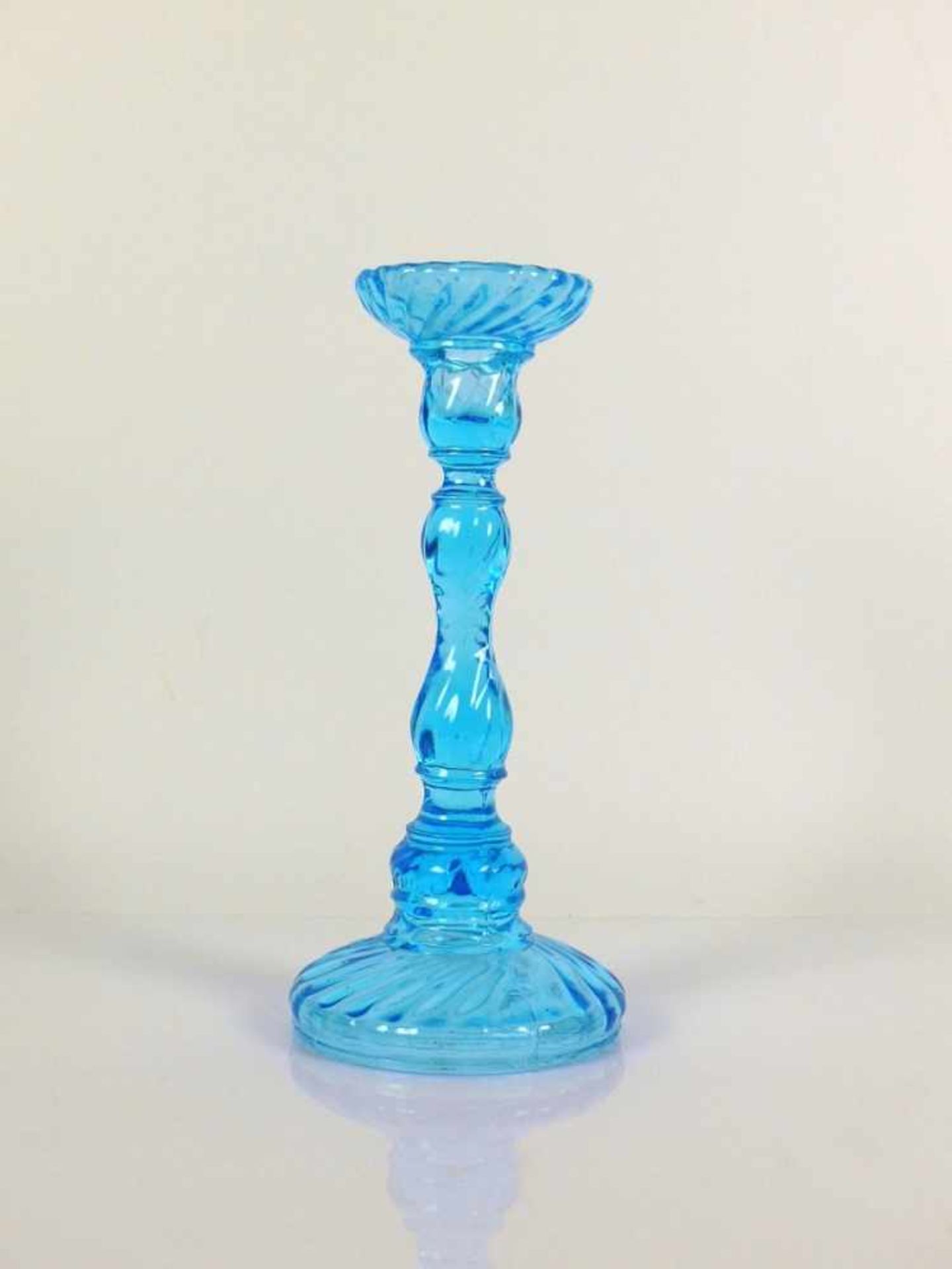 Kerzenleuchter (Ende 19. Jh.) hellblaues Glas in die Form gepresst; H: 22,5 cm; unbeschädigt